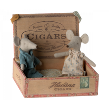 Load image into Gallery viewer, Maileg Mum and Dad Mice in Cigar Box (2023)
