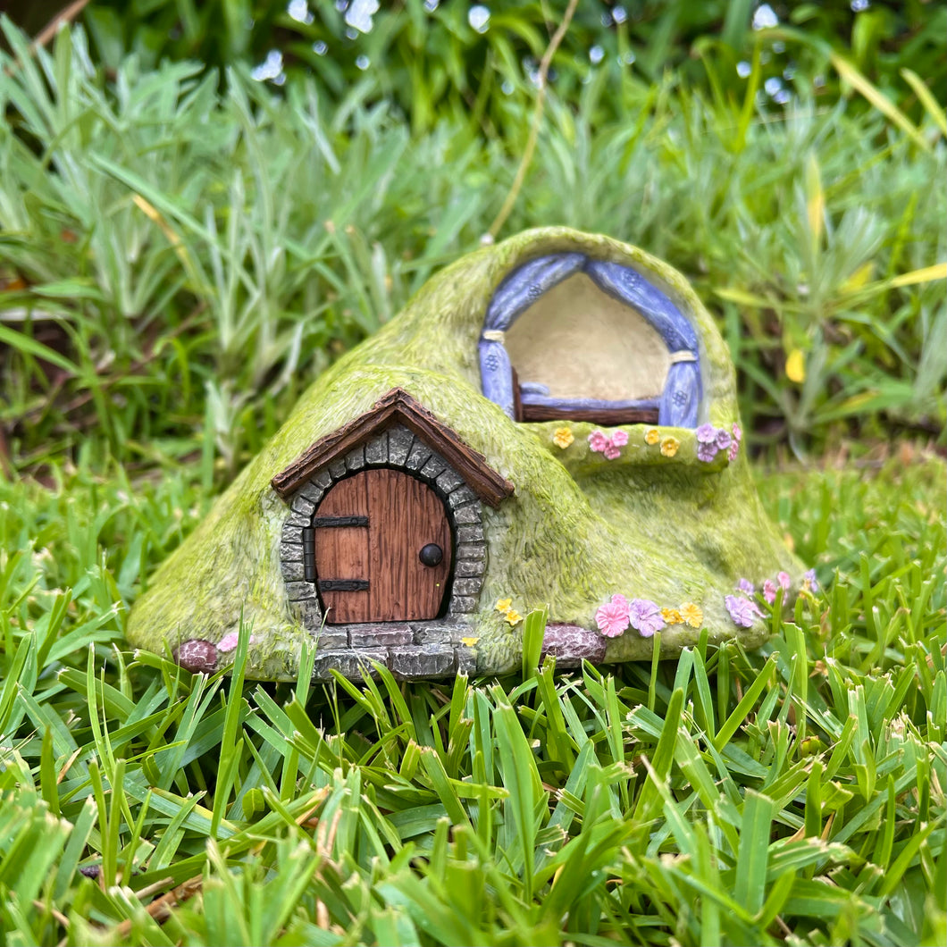 Fairy Garden Turf House with Day Bed Alcove & Opening Door