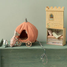 Load image into Gallery viewer, Maileg Princess &amp; The Pea Big Sister Mouse
