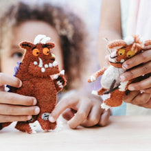 Load image into Gallery viewer, Tara Treasures The Gruffalo&#39;s Child Finger Puppets Set
